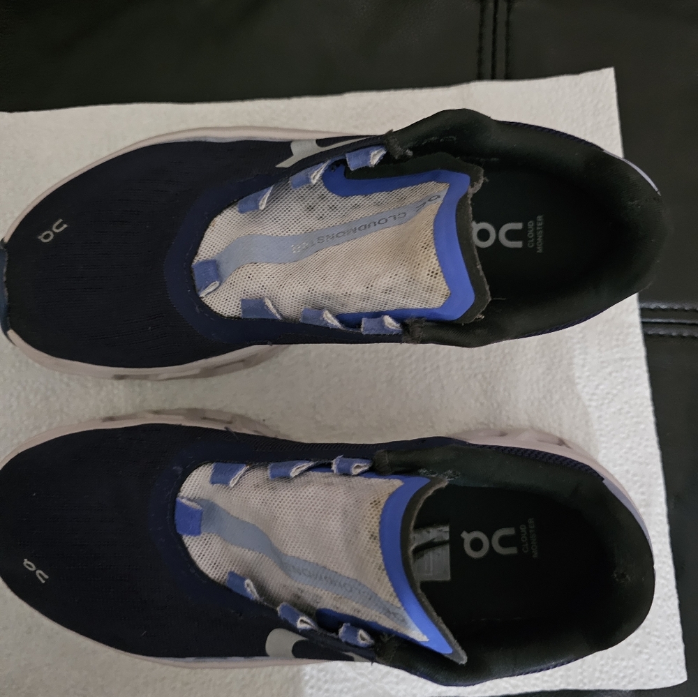 On sneakers - Picture 3 of 9
